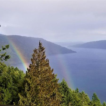 Moon Water Lodge Malahat Bagian luar foto