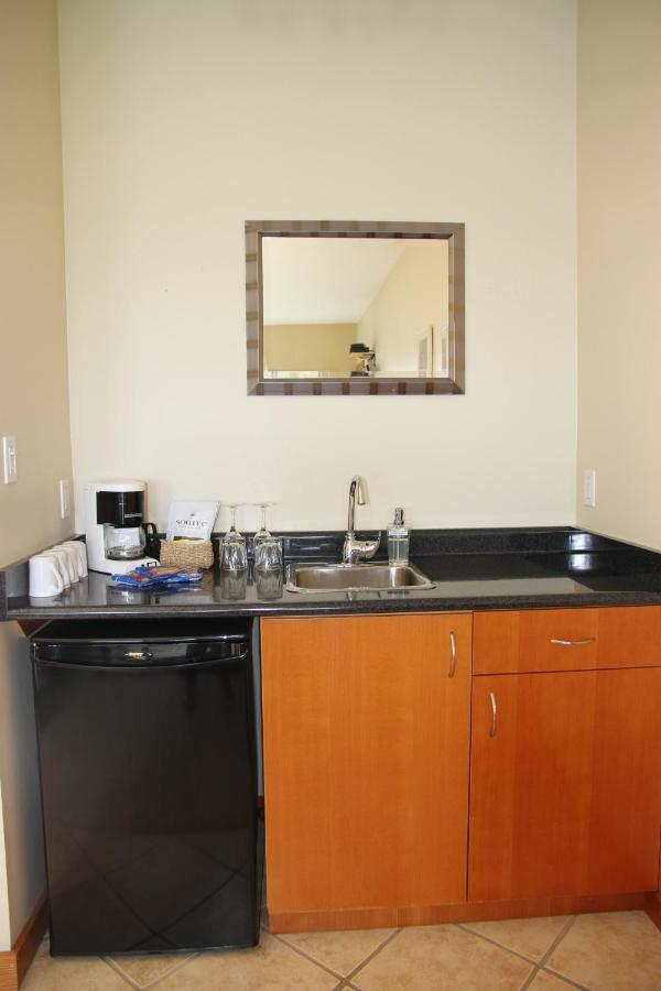 Moon Water Lodge Malahat Bagian luar foto