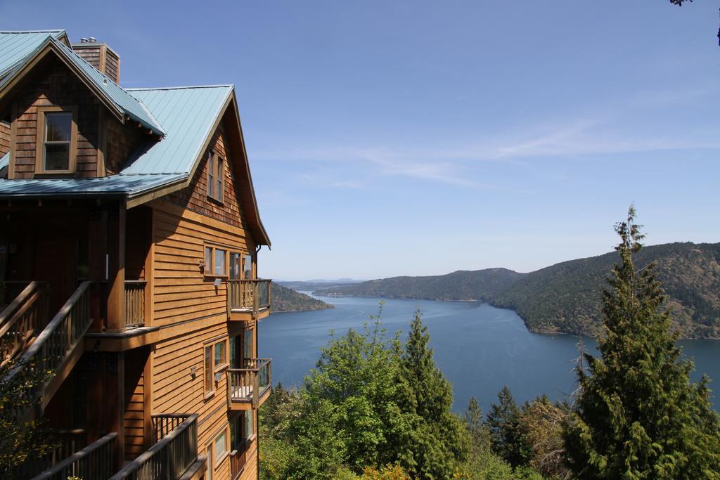 Moon Water Lodge Malahat Bagian luar foto