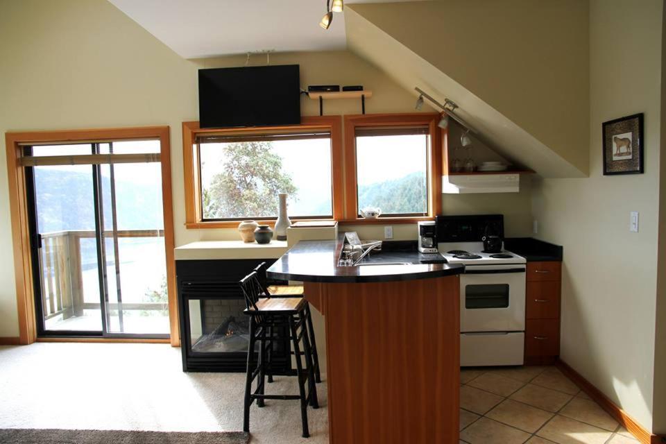 Moon Water Lodge Malahat Bagian luar foto