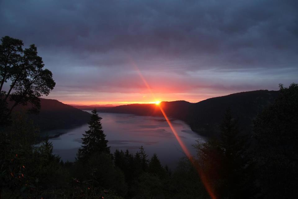 Moon Water Lodge Malahat Bagian luar foto