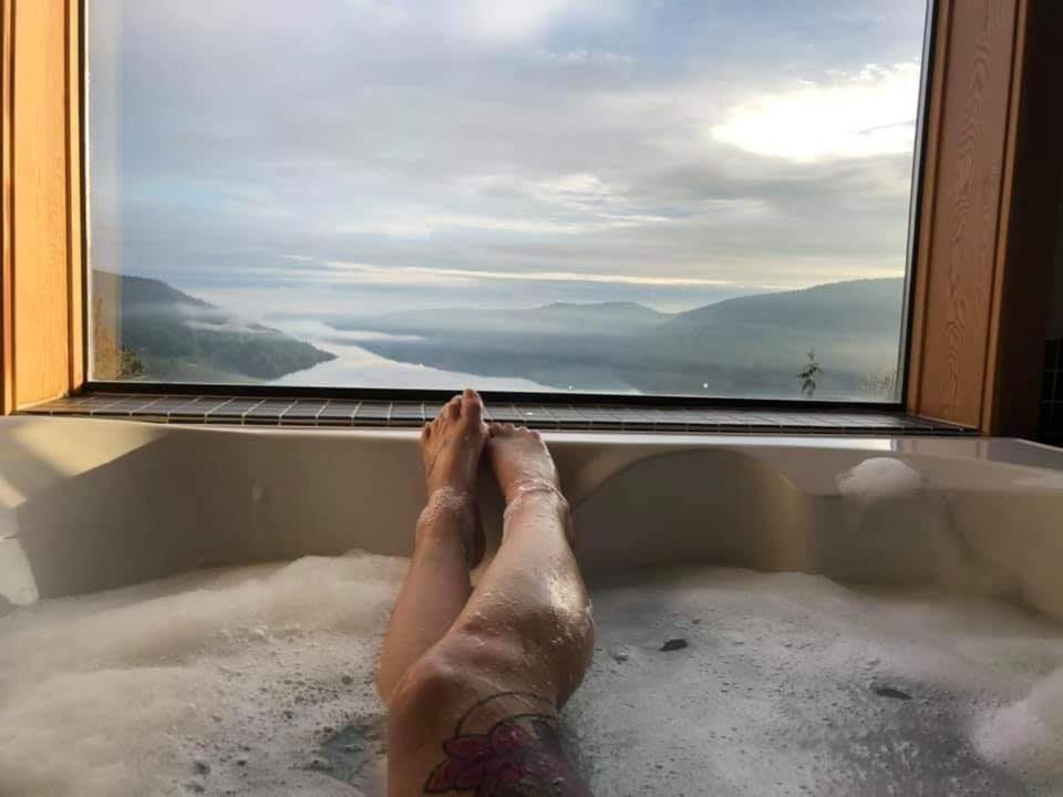 Moon Water Lodge Malahat Bagian luar foto