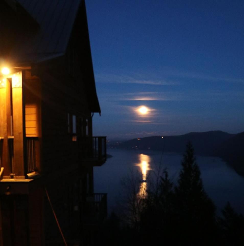 Moon Water Lodge Malahat Bagian luar foto