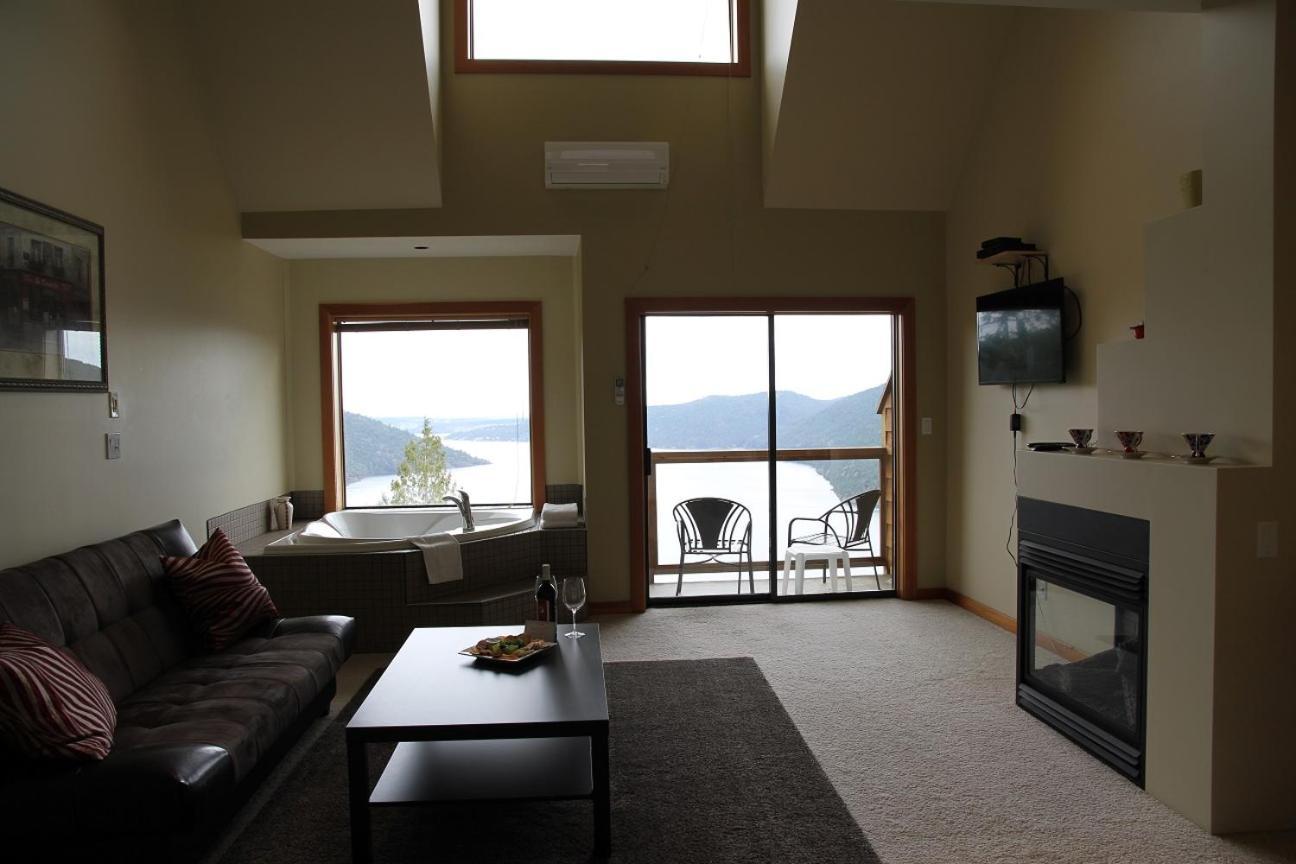 Moon Water Lodge Malahat Bagian luar foto