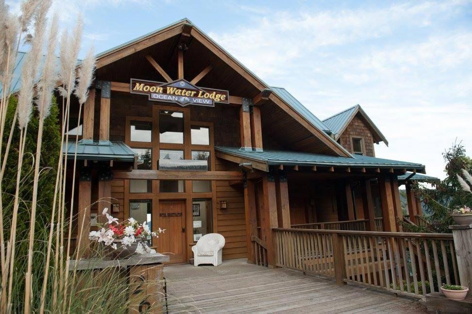 Moon Water Lodge Malahat Bagian luar foto