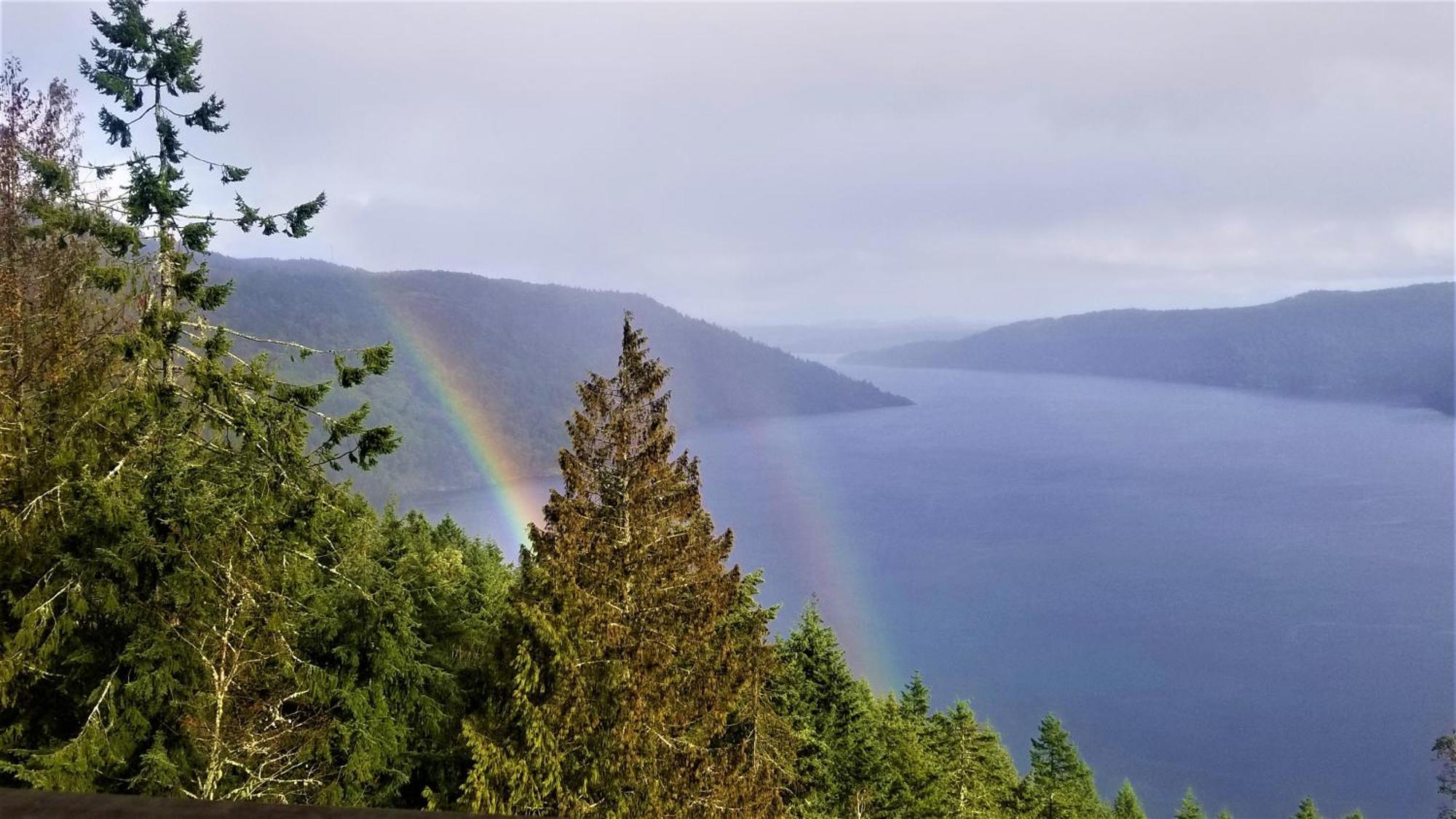 Moon Water Lodge Malahat Bagian luar foto