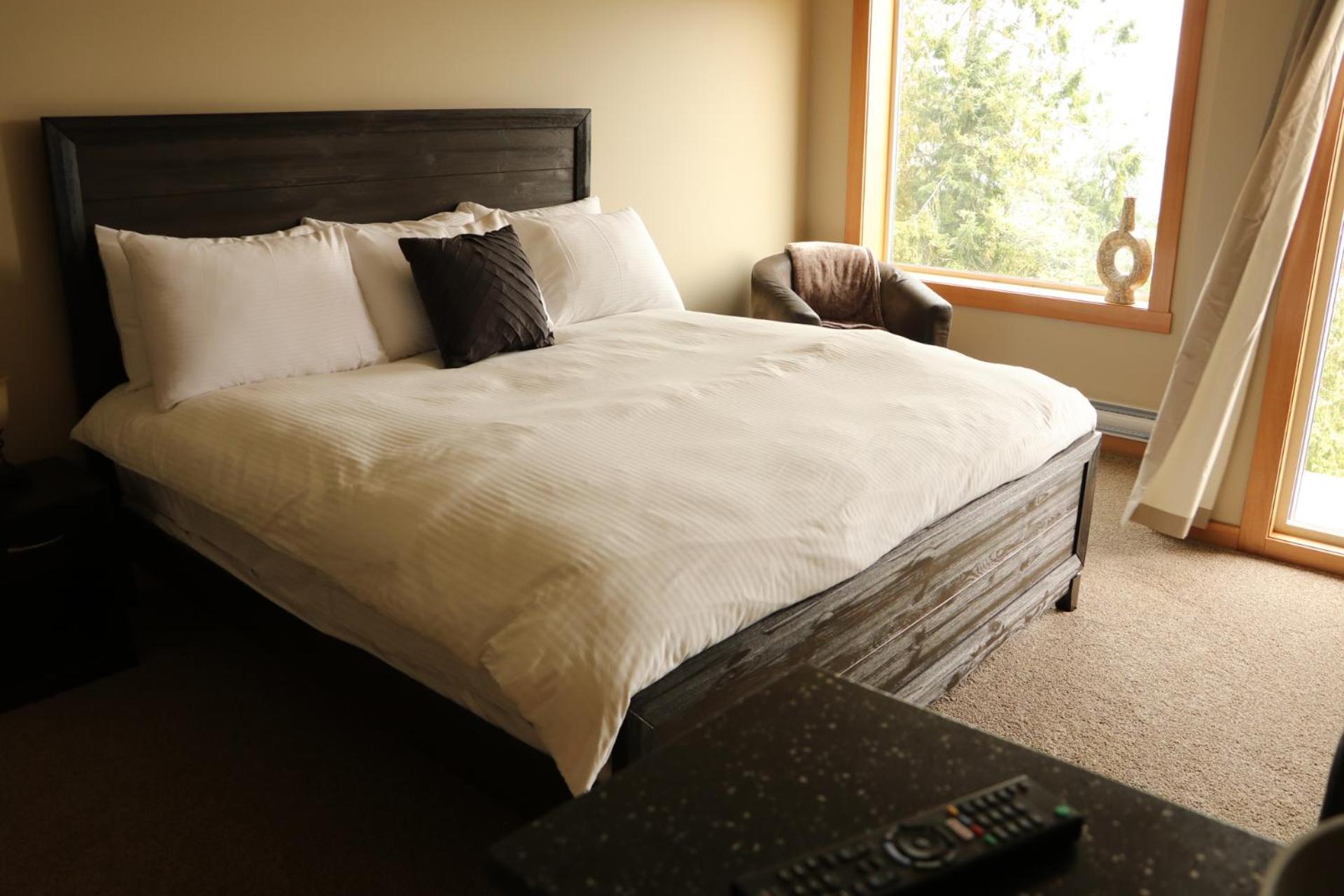 Moon Water Lodge Malahat Bagian luar foto