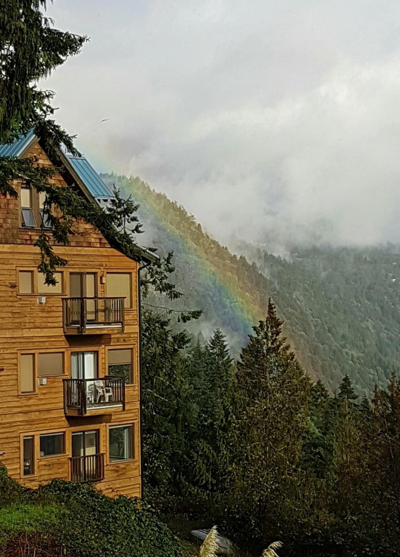 Moon Water Lodge Malahat Bagian luar foto