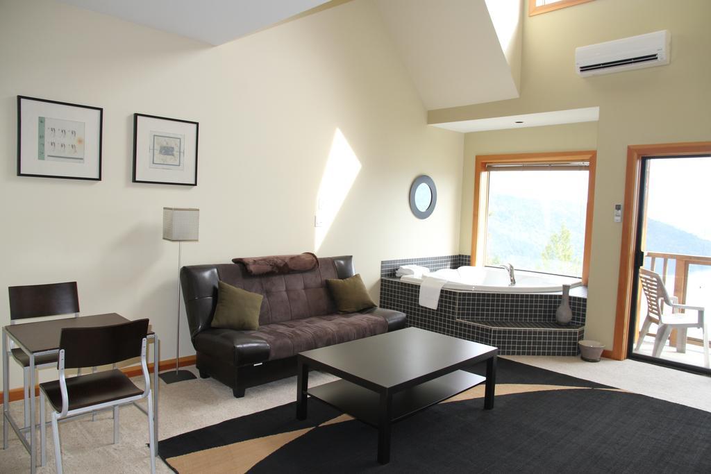 Moon Water Lodge Malahat Bagian luar foto