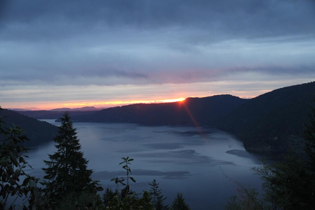 Moon Water Lodge Malahat Bagian luar foto
