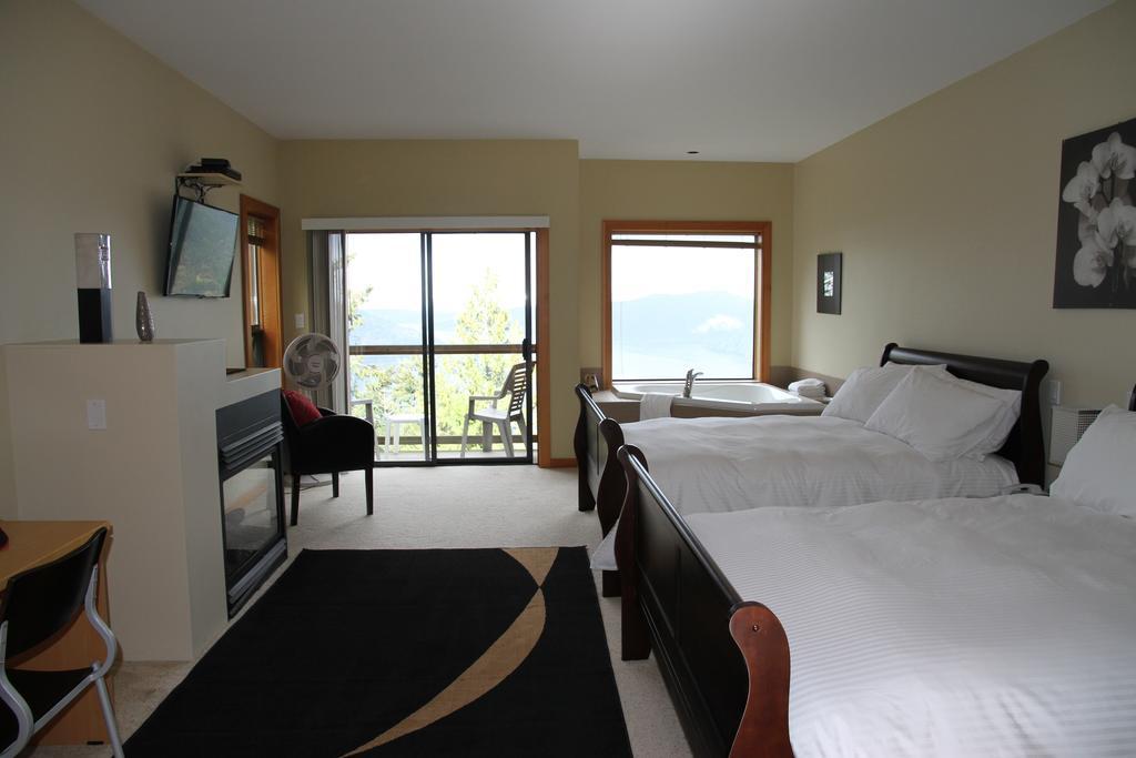 Moon Water Lodge Malahat Bagian luar foto