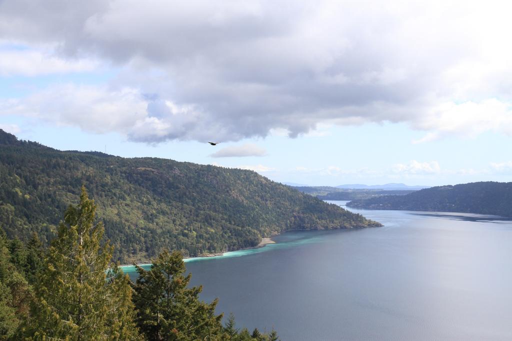 Moon Water Lodge Malahat Bagian luar foto