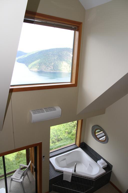 Moon Water Lodge Malahat Bagian luar foto
