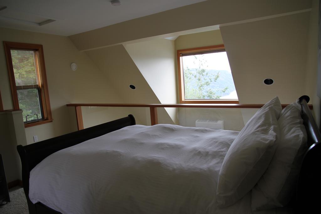 Moon Water Lodge Malahat Bagian luar foto