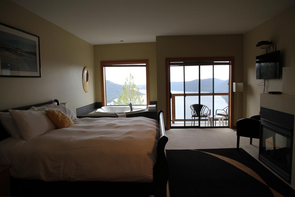 Moon Water Lodge Malahat Bagian luar foto