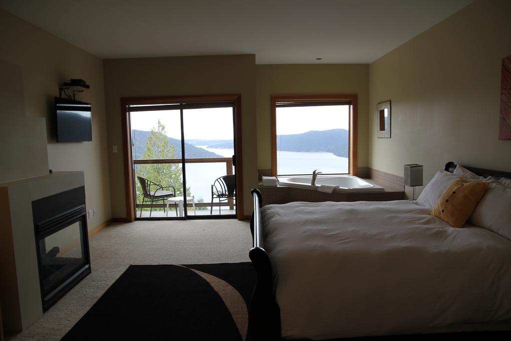 Moon Water Lodge Malahat Bagian luar foto