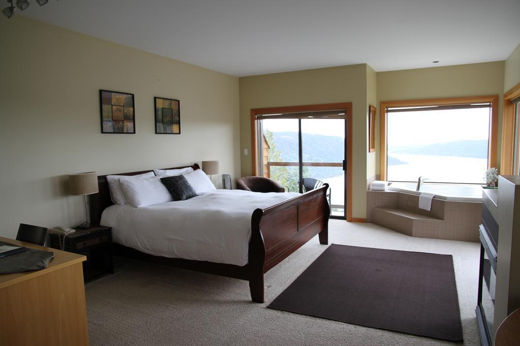Moon Water Lodge Malahat Bagian luar foto