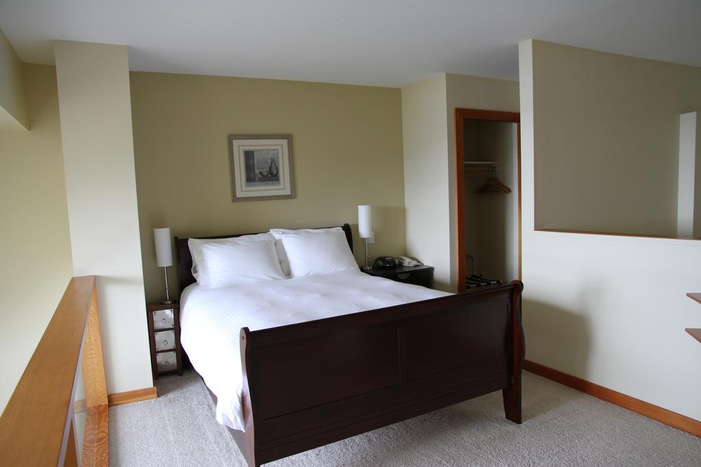 Moon Water Lodge Malahat Bagian luar foto