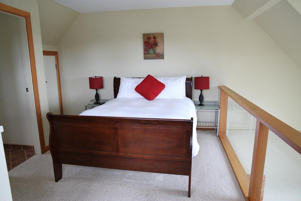 Moon Water Lodge Malahat Bagian luar foto