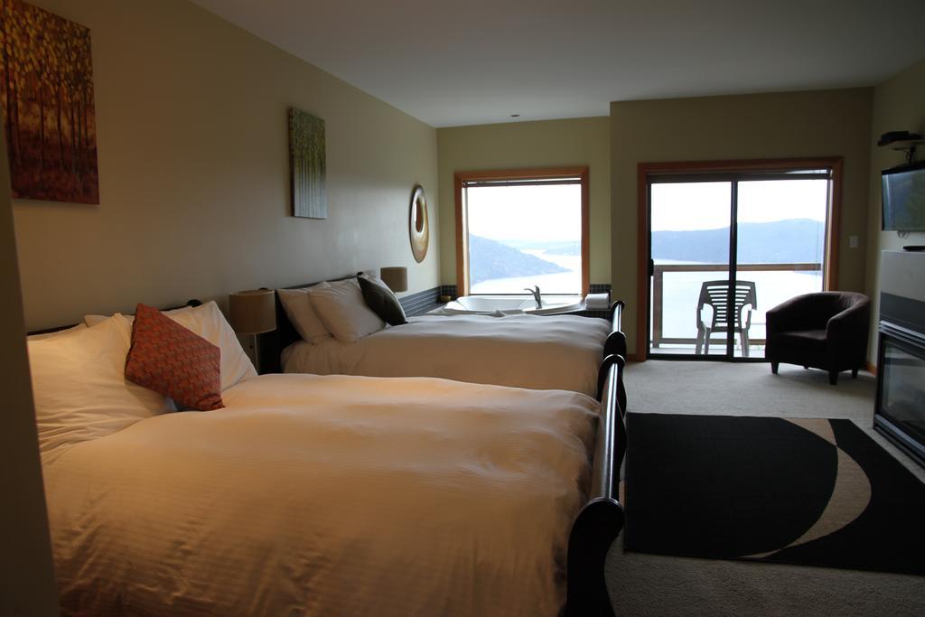 Moon Water Lodge Malahat Bagian luar foto