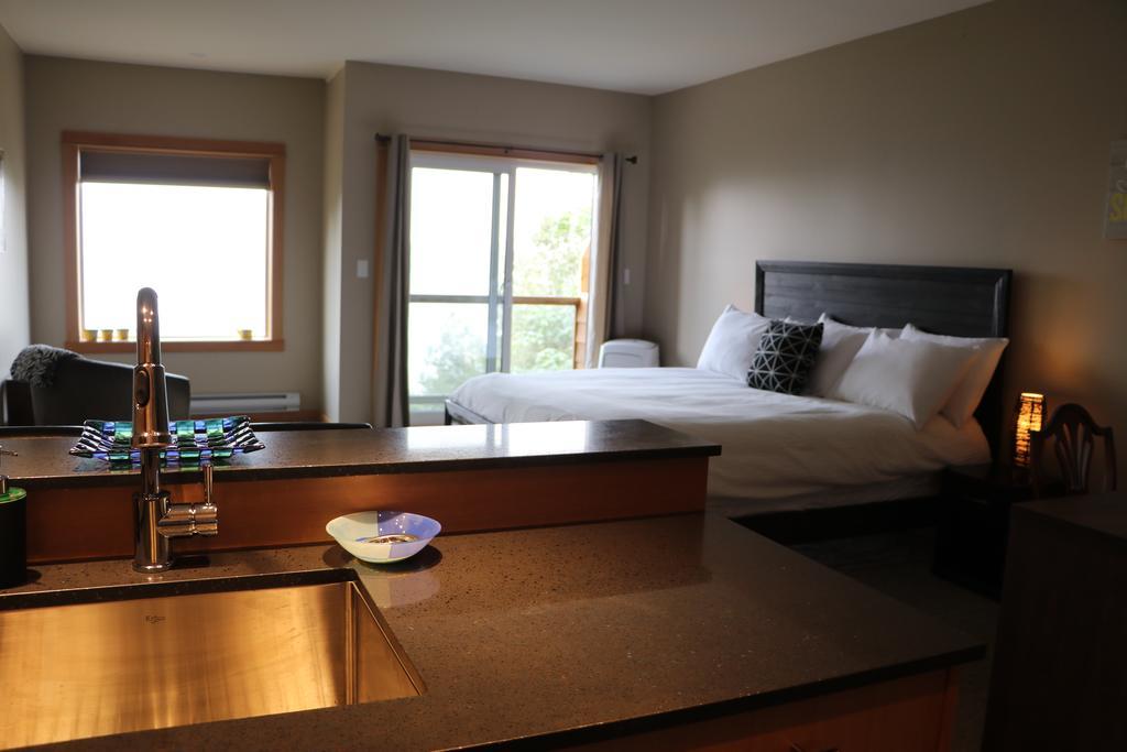 Moon Water Lodge Malahat Bagian luar foto